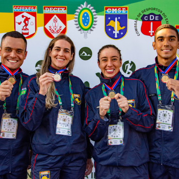 CMSE conquista ouro no revezamento 4x50 metros livre misto